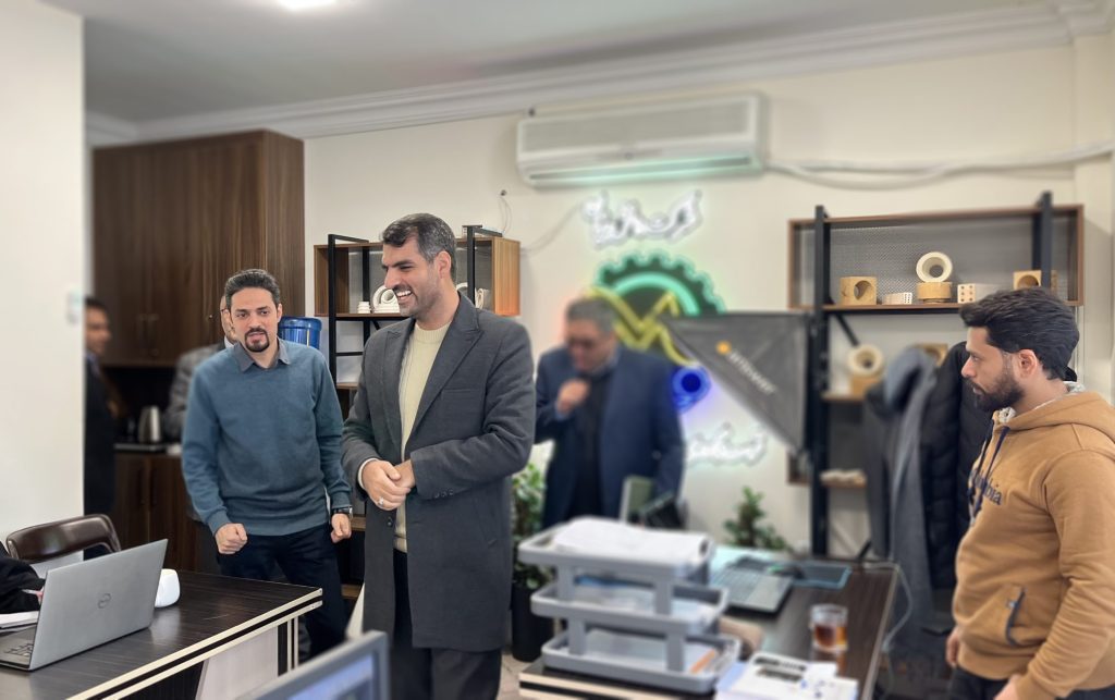 بازدید دکتر منان رئیسی نماینده قم در مجلس شورای اسلامی از شرکت دانش‌بنیان ماهان صنعت ایرانیان