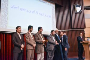 دریافت لوح تقدیر کارآفرین برتر استان قم توسط مدیرعامل ماهان صنعت ایرانیان در سال 1404